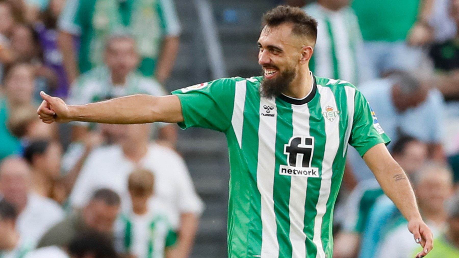 Borja Iglesias celebra uno de sus goles al Girona. (EFE)