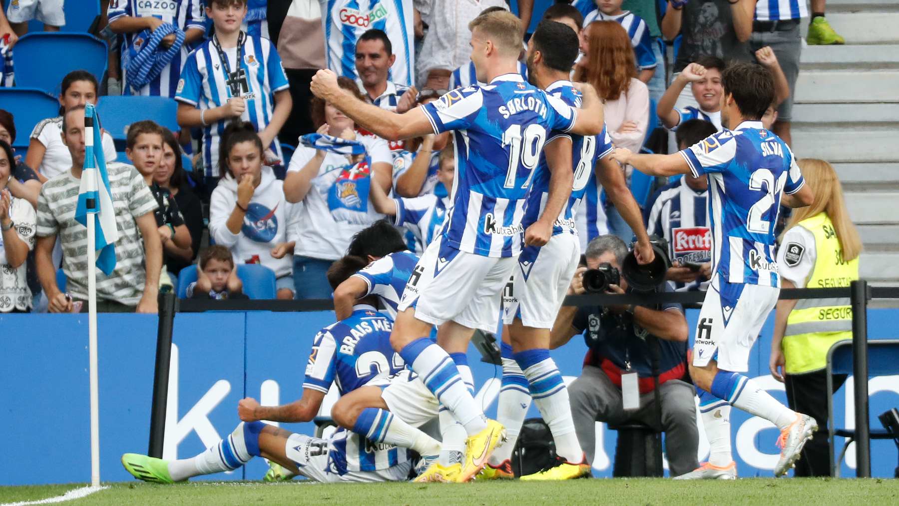 Los jugadores de la Real Sociedad celebran el gol de Brais. (EFE)