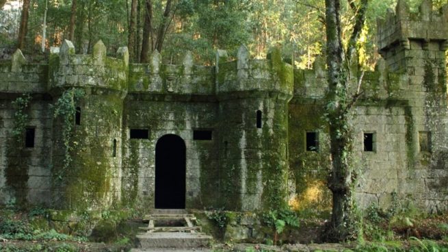 El castillo más increíble escondido en mitad de un bosque que tienes que visitar este otoño