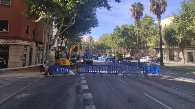 La Avenida de Alemania, en Palma, cortada por la rotura de una tubería de agua potable