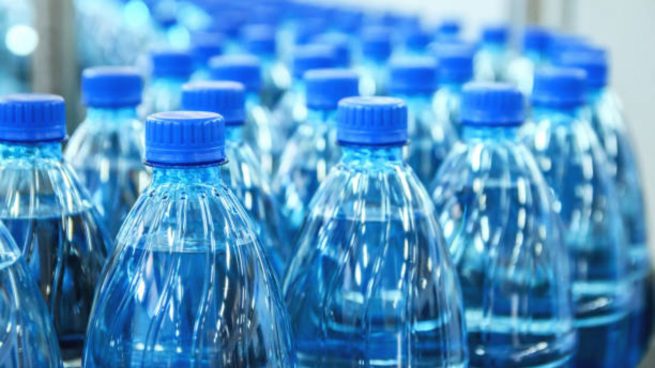 https://okdiario.com/img/2022/09/19/caducidad-del-agua-la-diferencia-entre-las-botellas-de-plastico-y-las-de-cristal-655x368.jpg