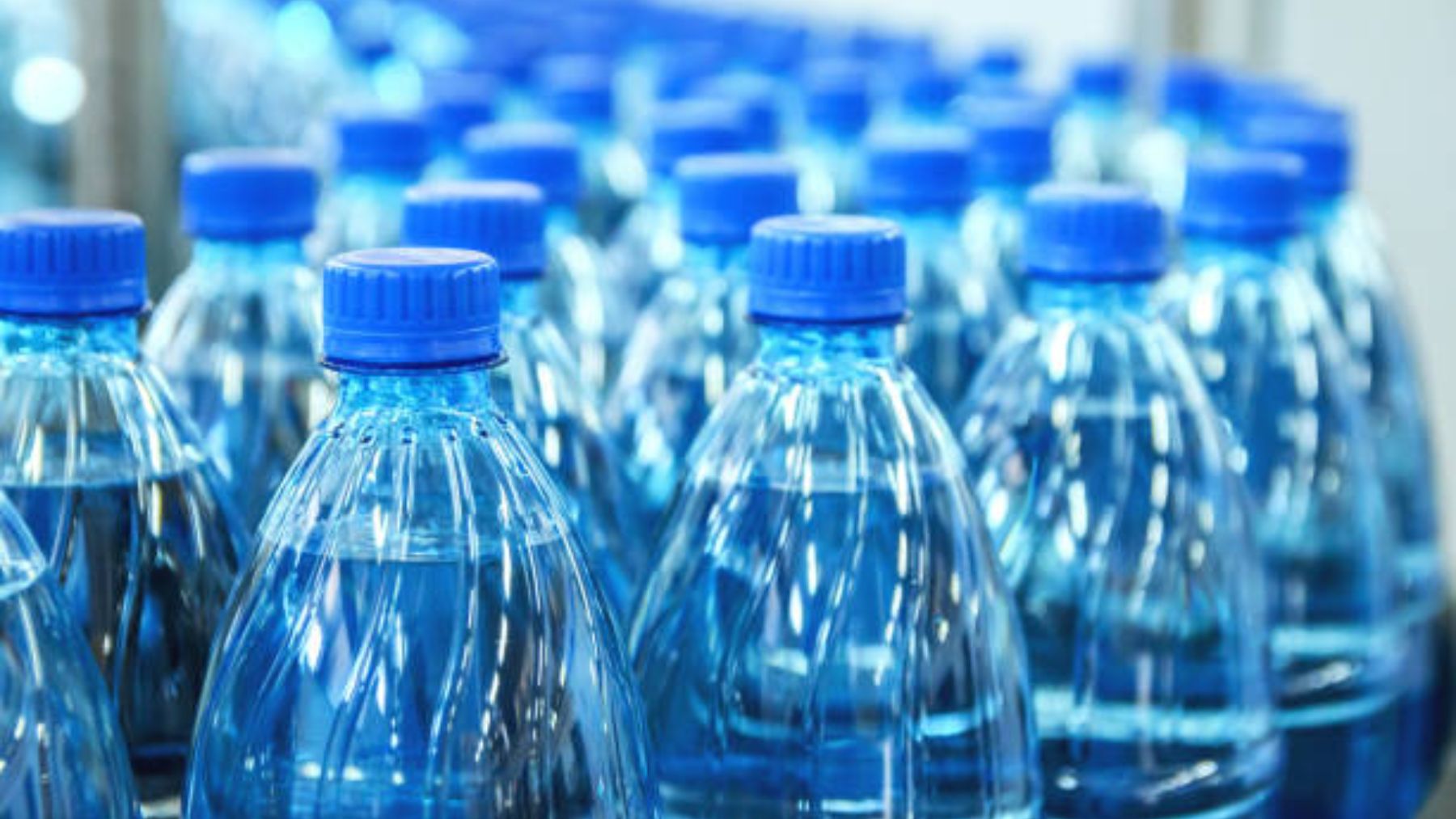 Caducidad del agua, la diferencia entre las botellas de plástico y