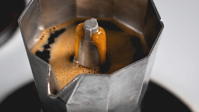 El café hecho se puede guardar en la nevera