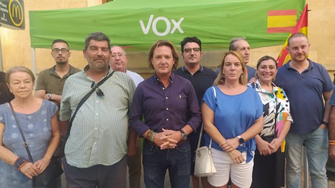 El líder de Vox en Baleares, Jorge Campos, con otros dirigentes de la formación en la comparecencia de este lunes ante la prensa.