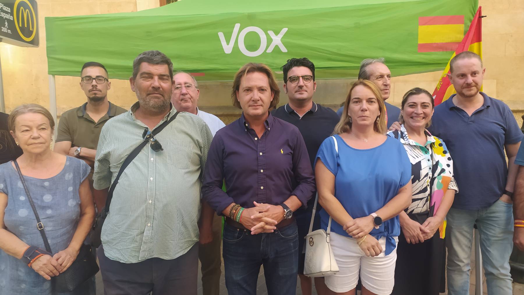 El líder de Vox en Baleares, Jorge Campos, con otros dirigentes de la formación en la comparecencia de este lunes ante la prensa.