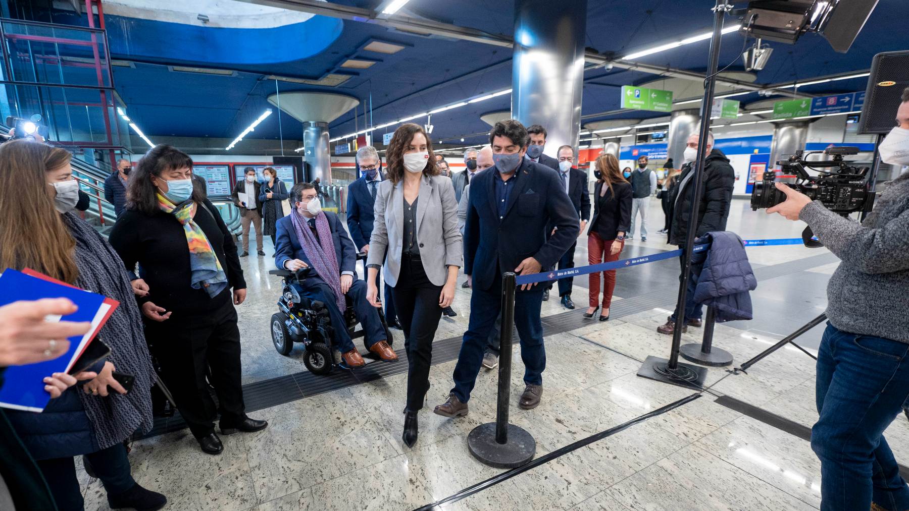 La presidenta de la Comunidad de Madrid, Isabel Díaz Ayuso, y el consejero de Transportes e Infraestructuras de la Comunidad de Madrid, David Pérez, el pasado mes de diciembre, en el Metro. EP.