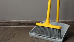 Te va a cambiar la vida: esto es lo que pasa si pones sal en la escoba al barrer