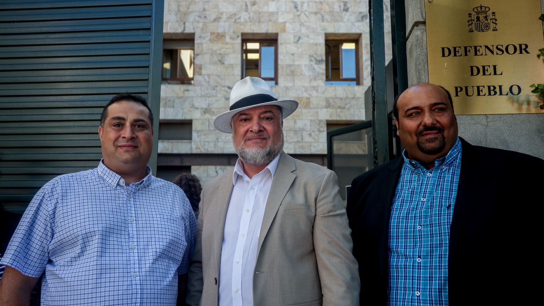 Miembros de la Sociedad Gitana Española antes de su reunión con el Defensor del Pueblo por los sucesos en Íllora (EP).