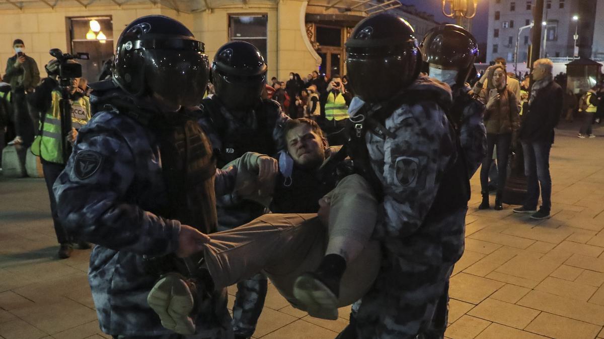 Policías rusos detienen a manifestantes.
