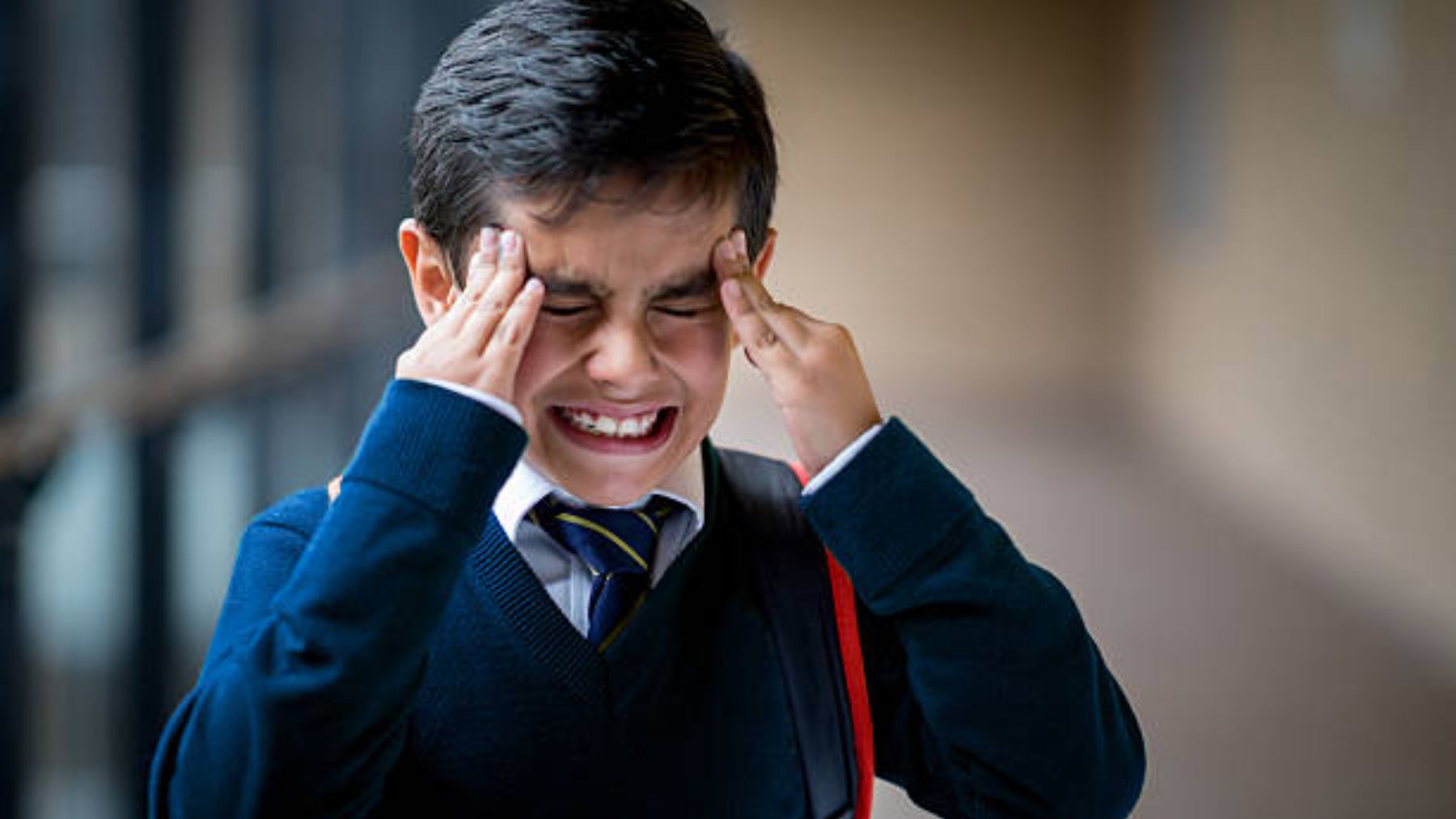 Descubre qué causa el dolor de cabeza de los niños al volver al colegio