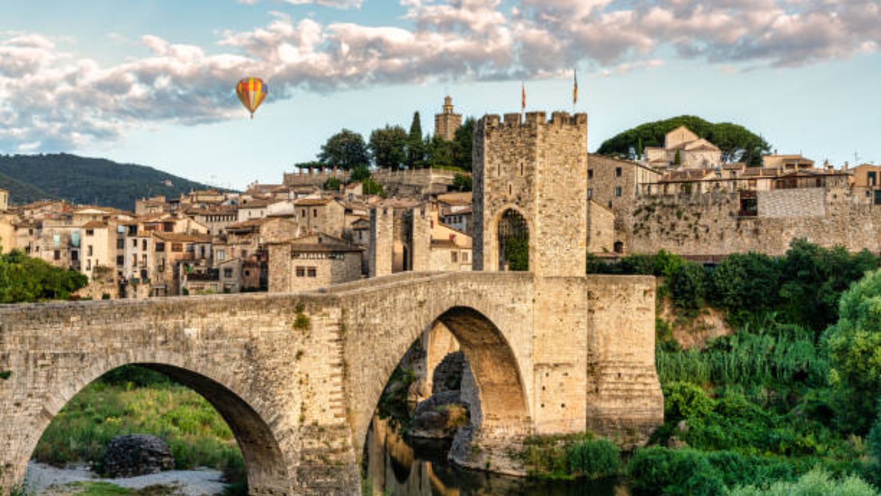 Besalú, uno de los pueblos medievales más bonitos para conocer en otoño