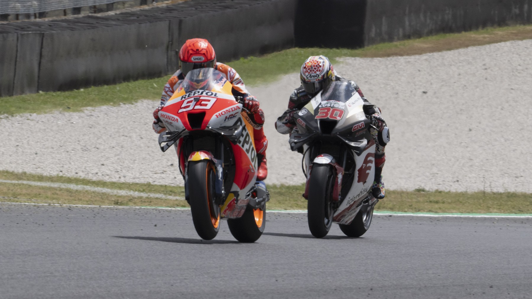 Marc Márquez y Takaaki Nakagami, durante un gran premio esta temporada. (Getty)