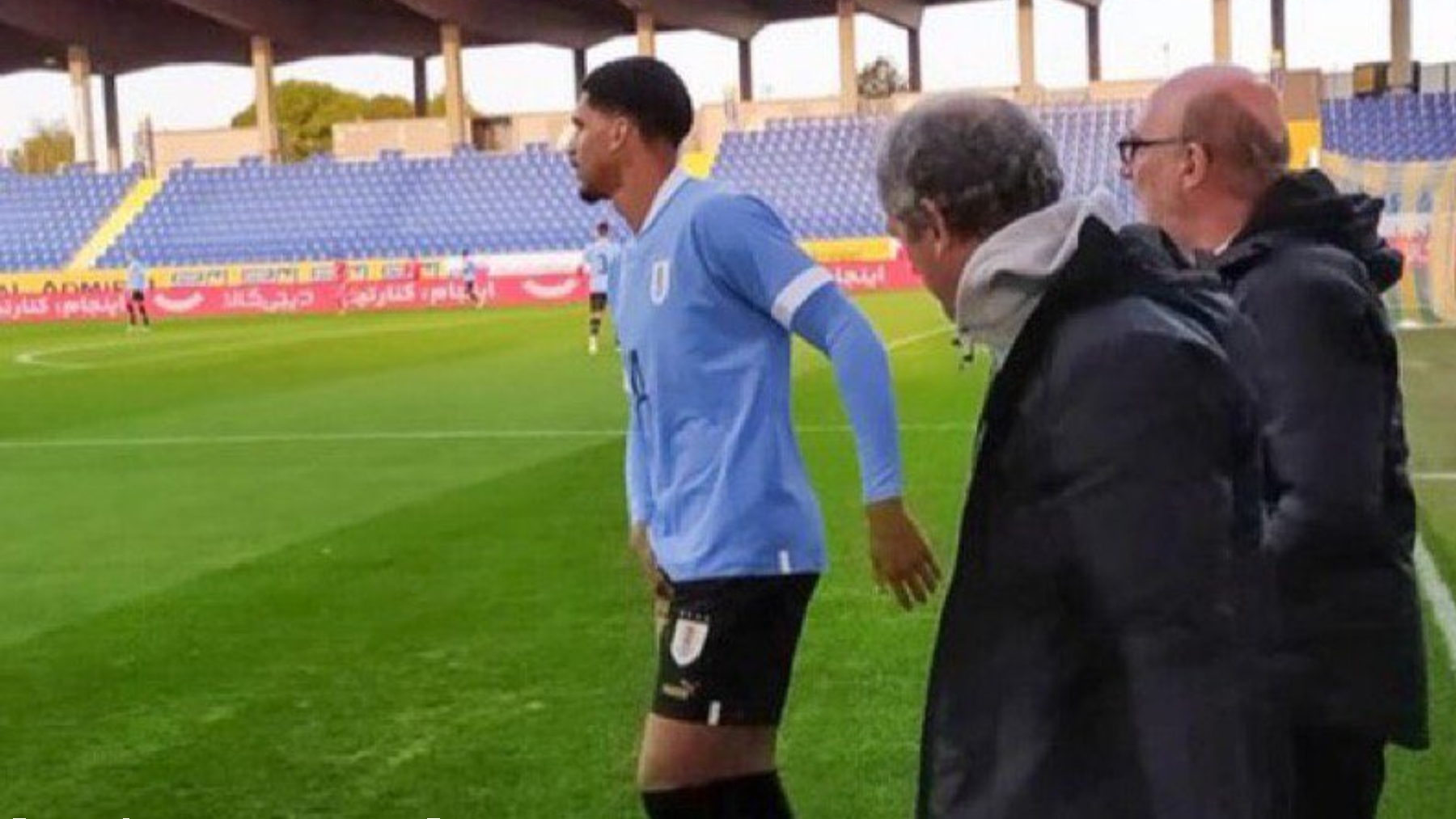 Ronald Araújo se retira lesionado con Uruguay.