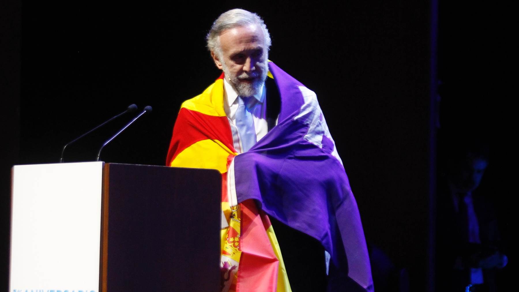 Eduardo Inda con la bandera de España y la de Baleares. PACO TOLEDO