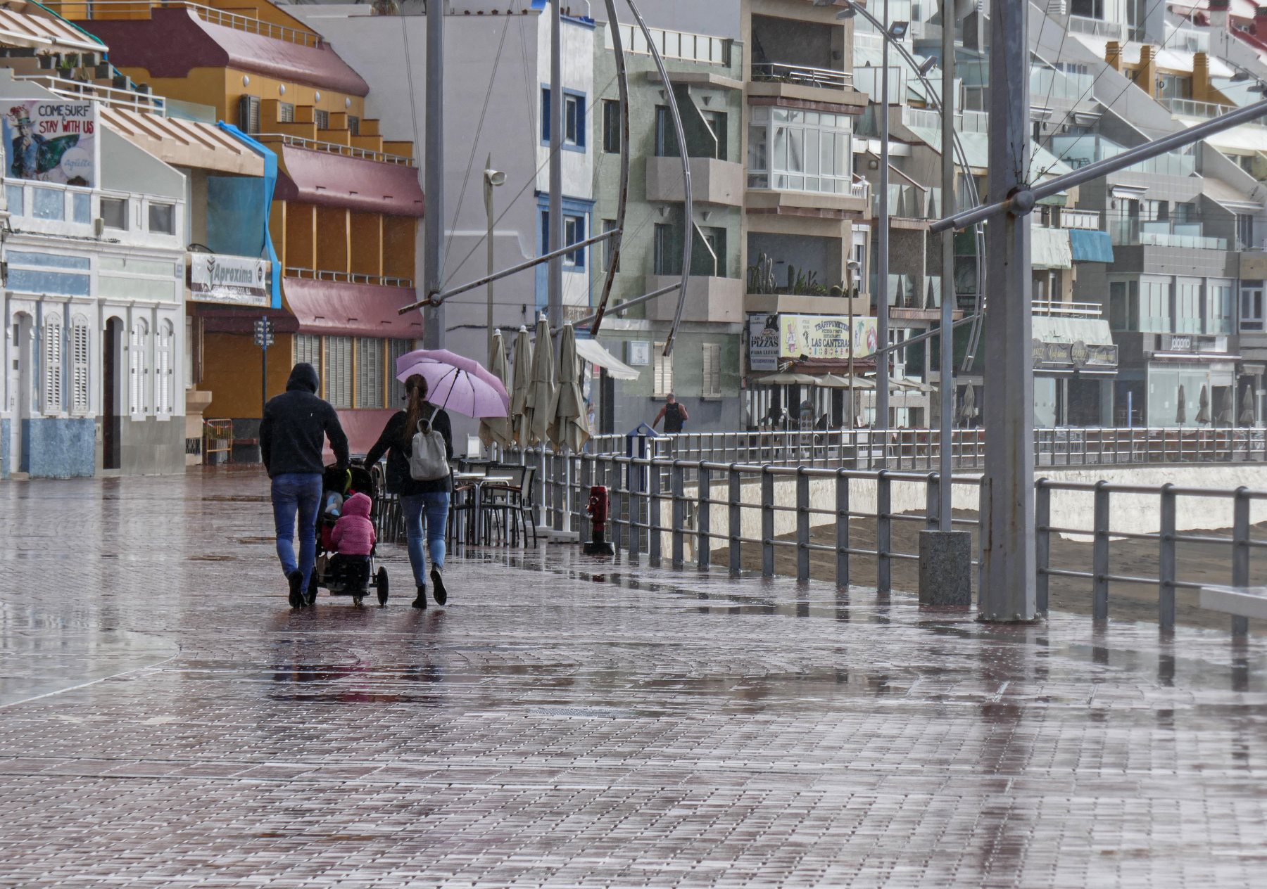 Una familia pasea por el paseo marítimo en Las Palmas de Gran Canaria, en Canarias (EP)