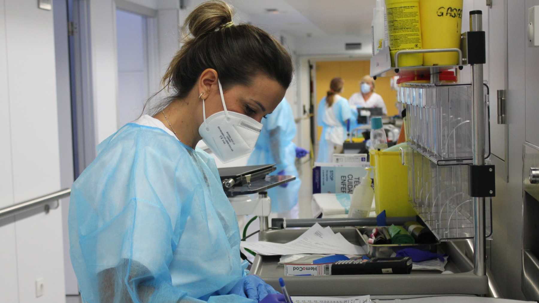 Una enfermera en un hospital público de Baleares.