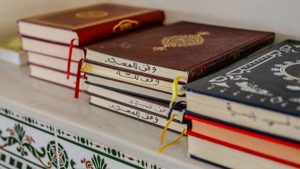 Libros del Corán apilados en una mezquita.
