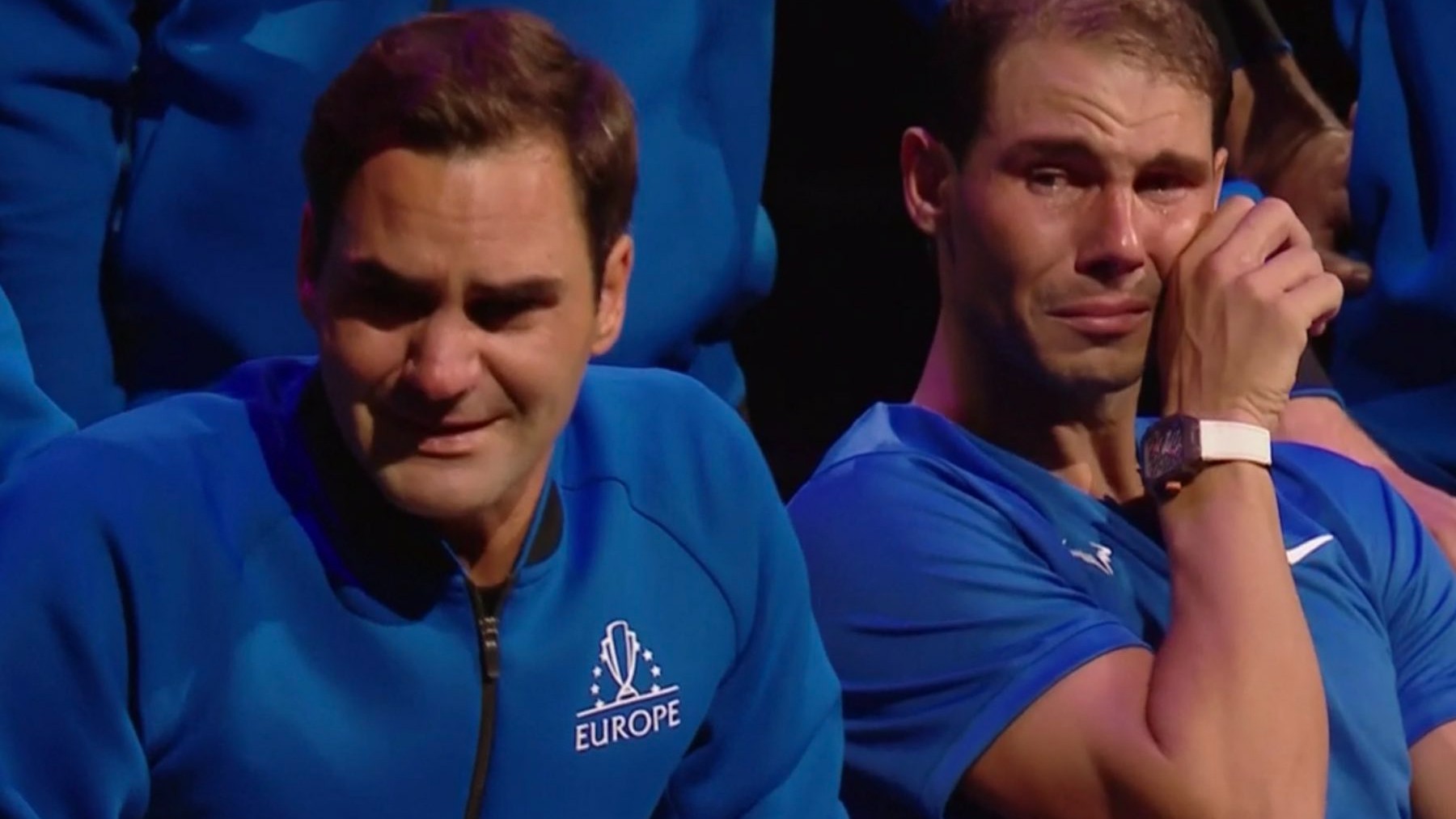 Rafa Nadal y Roger Federer lloran desconsoladamente. (Eurosport)