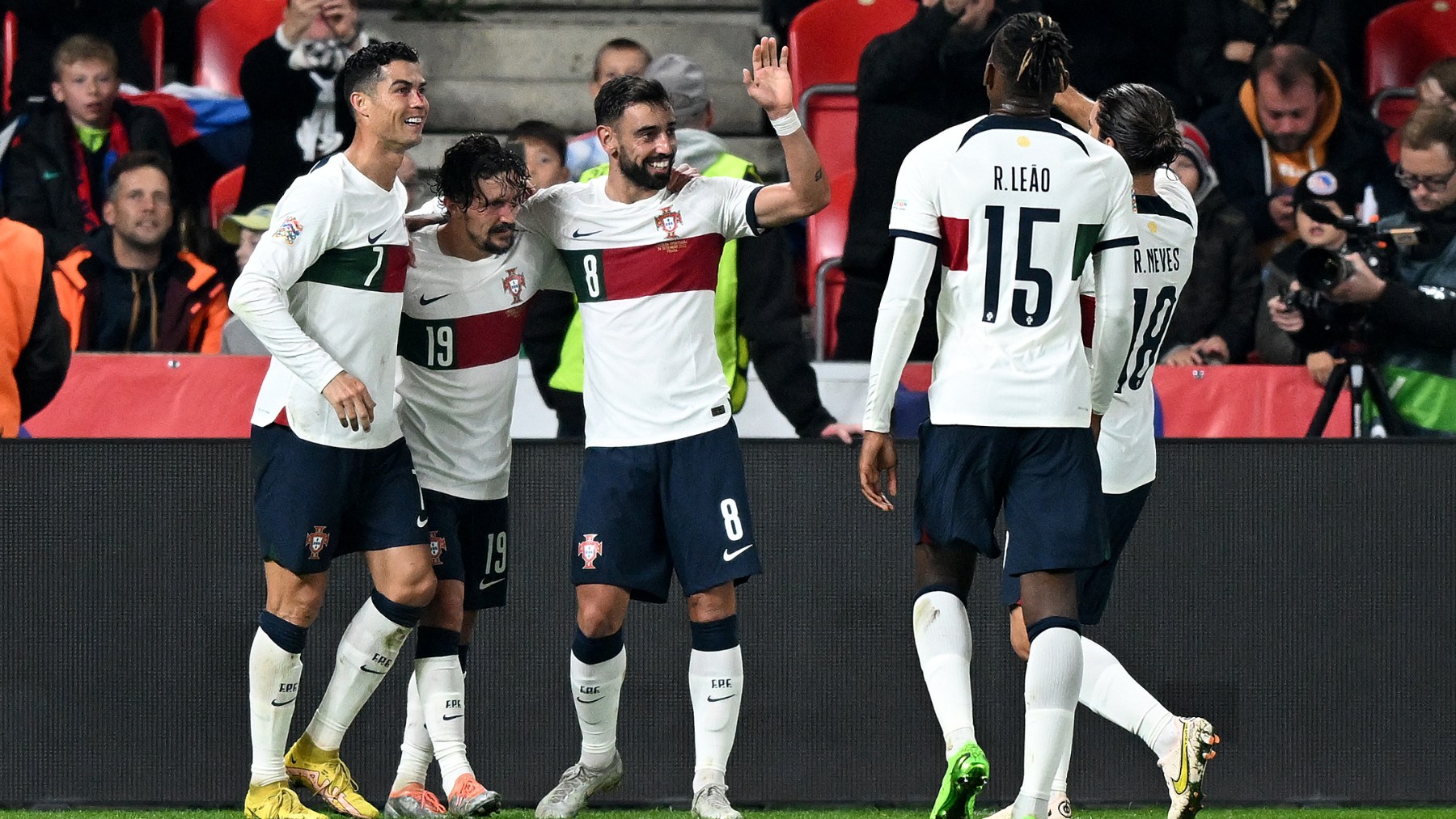 Los jugadores de Portugal celebran uno de los goles contra República Checa. (Getty)