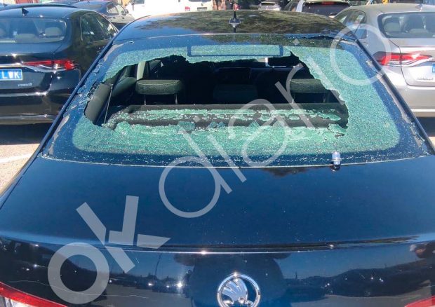 Imágenes de los coches VTC destrozados por taxistas en Sevilla.
