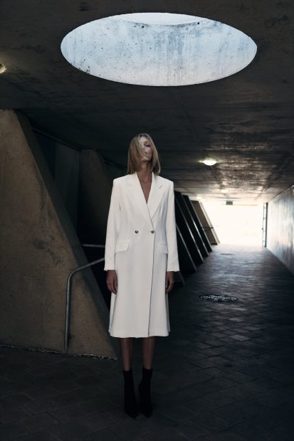 El abrigo blanco de Zara que tiene lista de espera