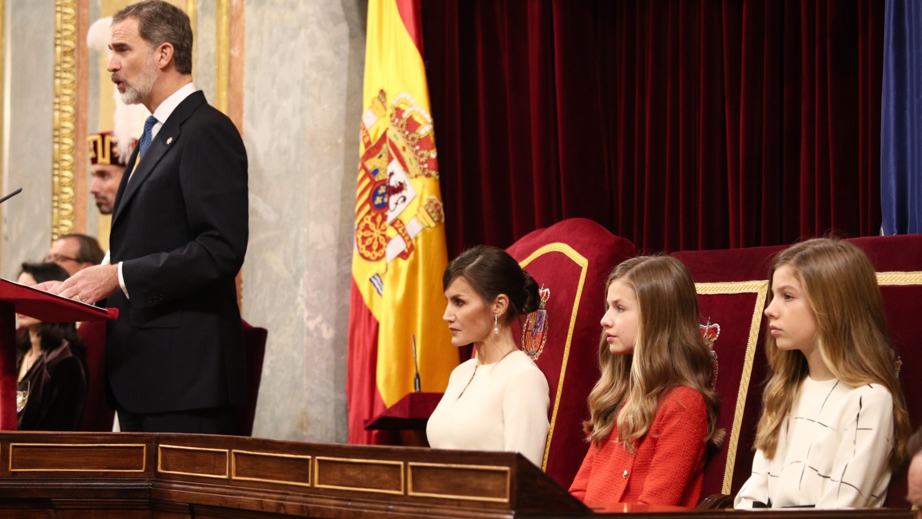 La princesa Leonor escuchando al Rey Felipe VI. (Foto: EP)
