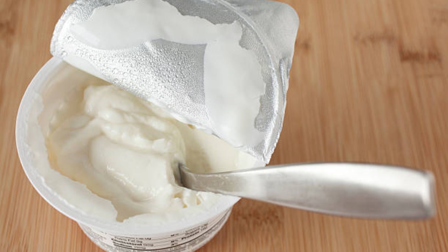 Descubre si es aconsejable o no lamer la tapa del yogur