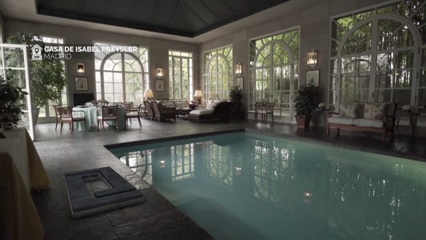 La casa de Isabel Preysler tiene una enorme piscina cubierta en el jardín