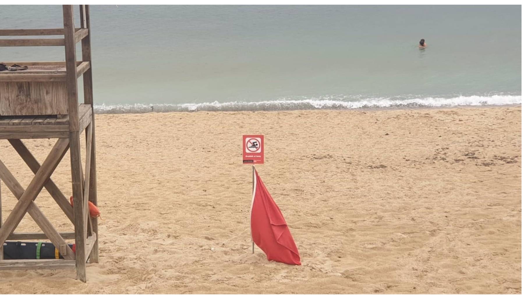 Bandera roja en la playa de Can Pere Antoni.