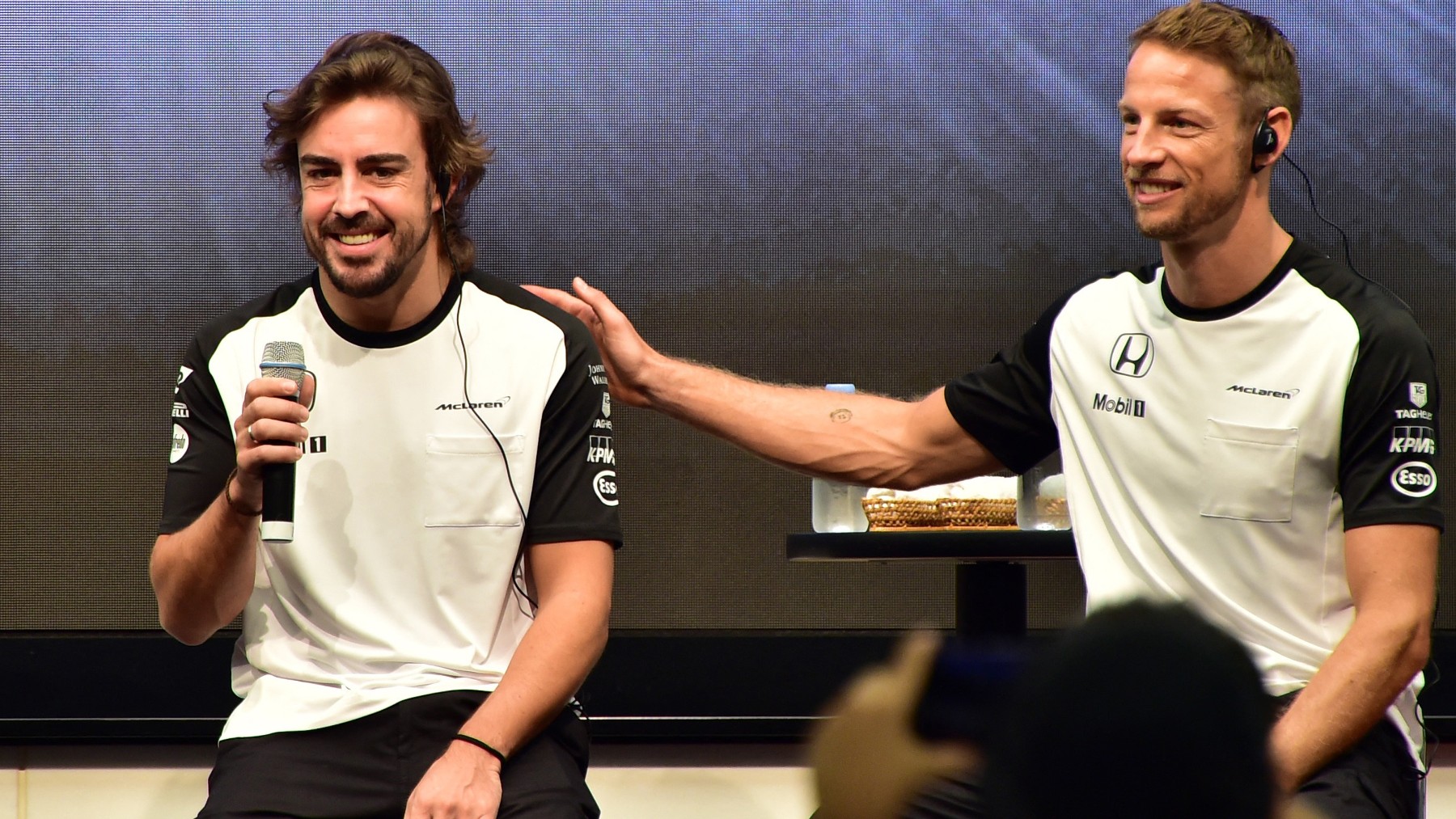 Fernando Alonso y Jenson Button. (AFP)