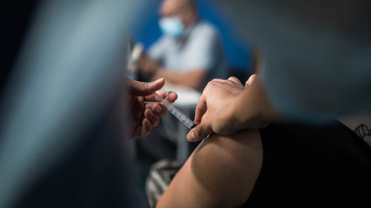 Una enfermera realiza una vacunación.