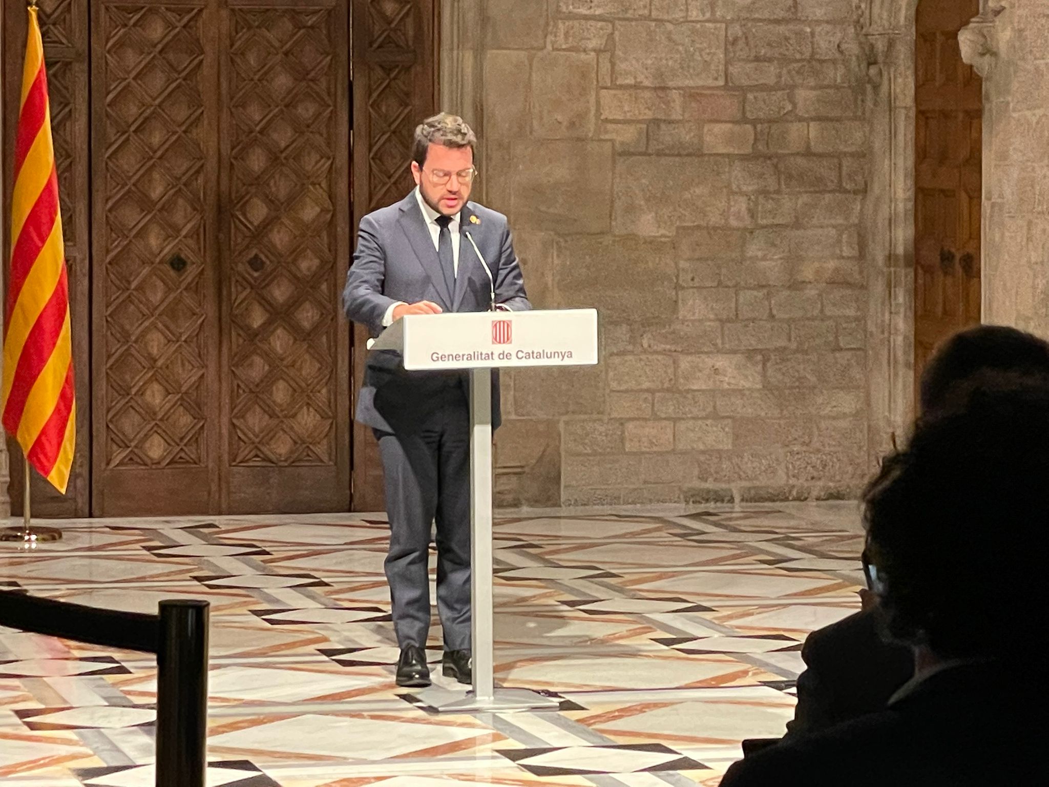 Aragonés, esta noche, anunciando el cese de Jordi Puigneró. Foto: Joan Guirado