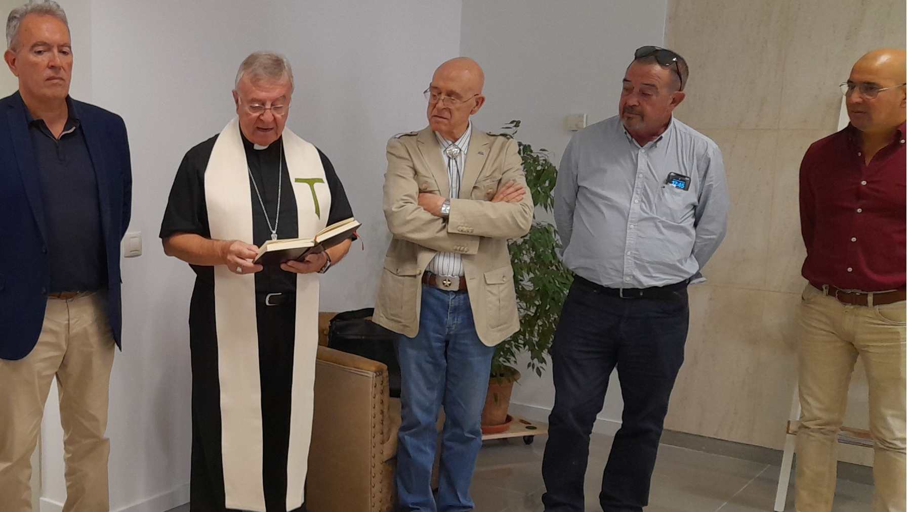 El obispo de Mallorca, Sebastià Taltavull, ha bendecido los nuevos estudios de esRadio en Palma.