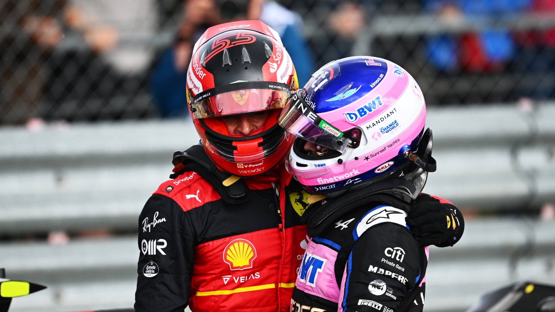 Carlos Sainz y Fernando Alonso se abrazan después de una carrera. (Getty)