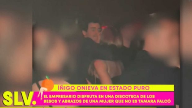 Íñigo Onieva con otra mujer en la discoteca