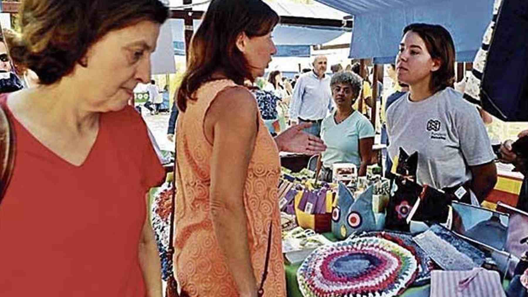 La presidenta del Govern, Francina Armengol y la consellera de Asuntos Sociales, Fina Santiago, visitan un mercadillo solidario.