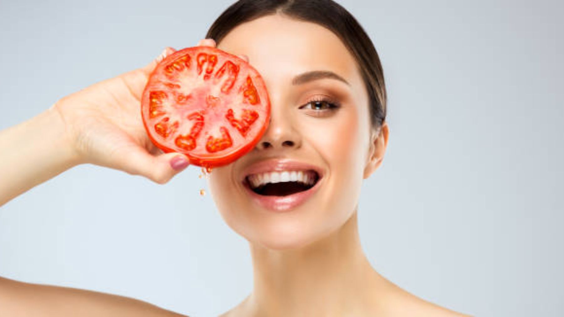 Descubre cómo puedes aplicar tomate en la cara para beneficiar el rostro