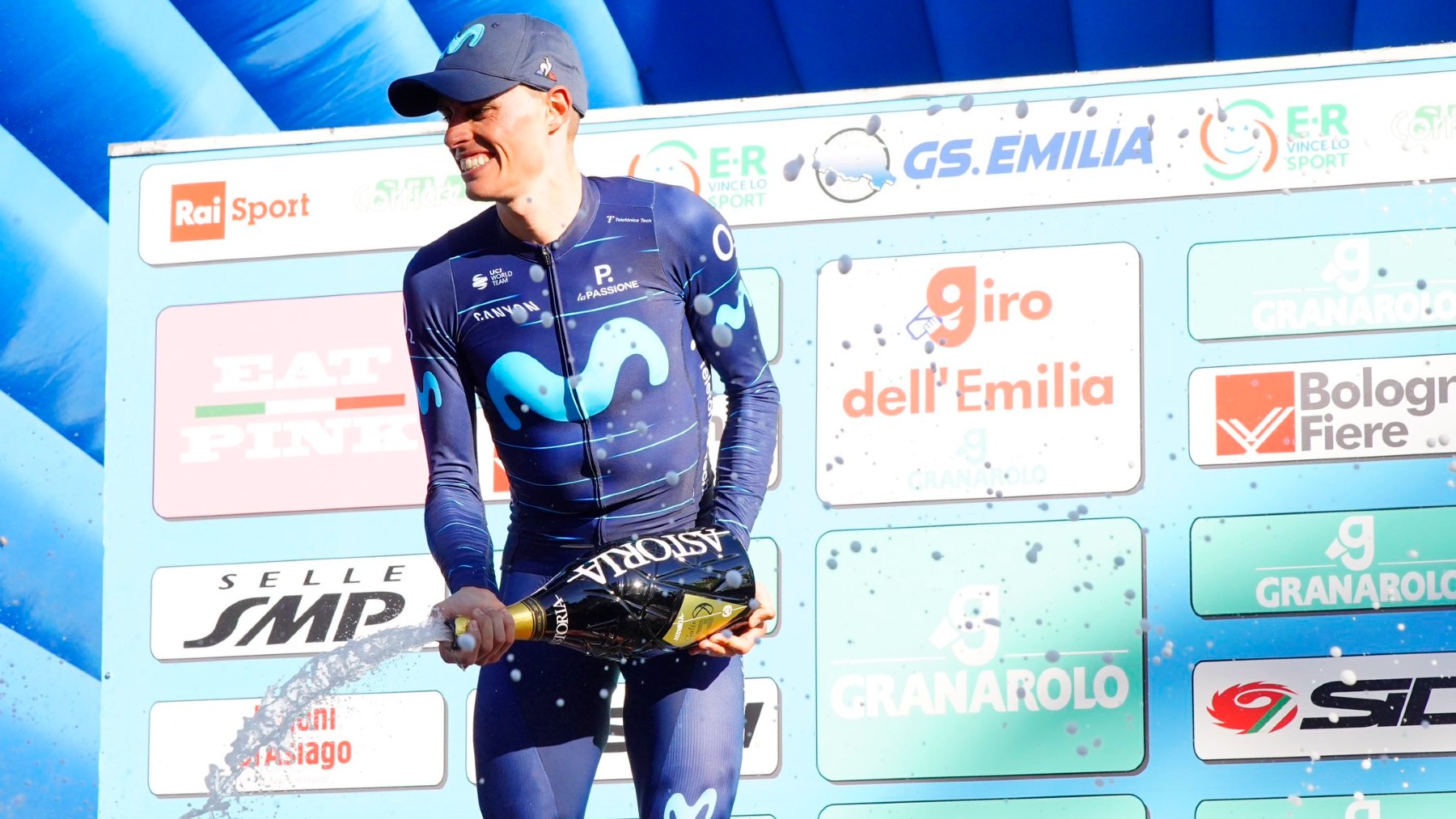 Enric Mas, en el podio. (@SprintCycling)