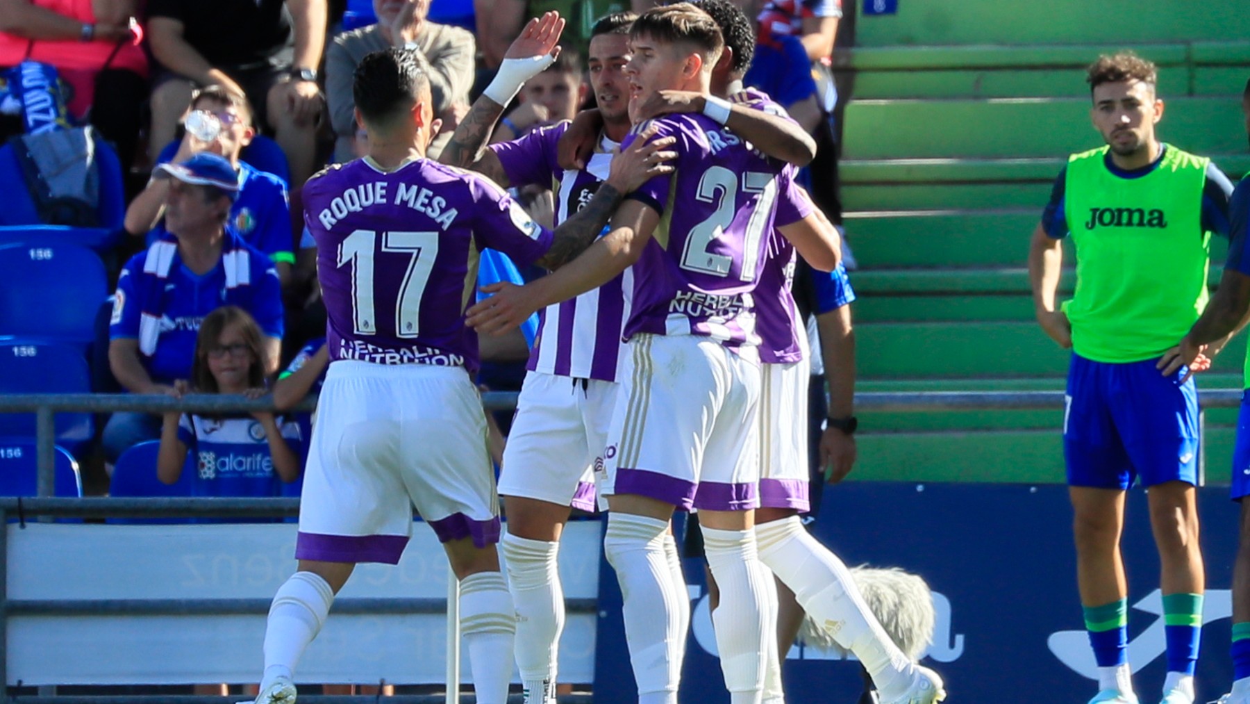 Los jugadores del Valladolid celebran uno de los goles de Sergio León ante el Getafe. (EFE)