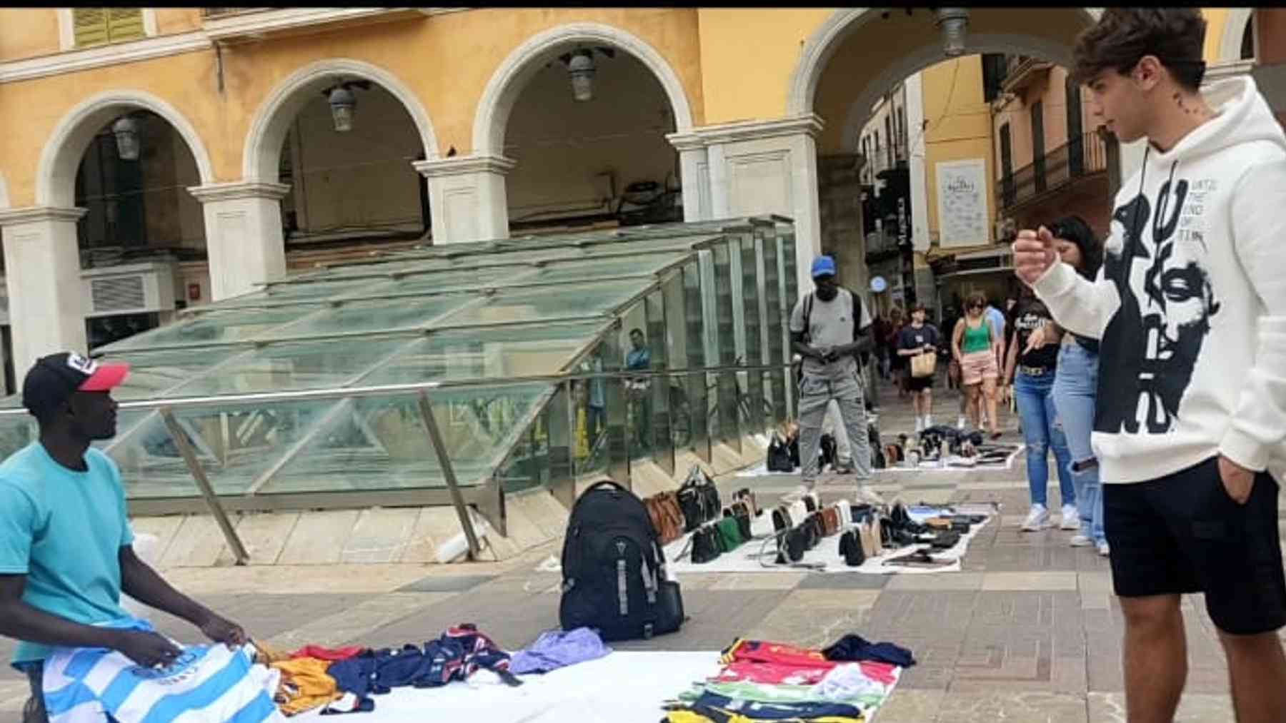 Vendedores ambulantes ilegales en la céntrica Plaza Mayor de Palma.