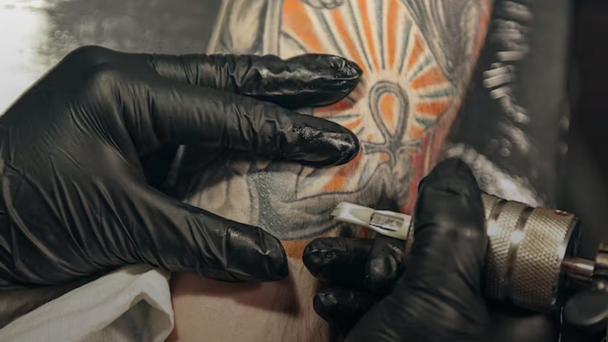 Realizando un tatuaje.