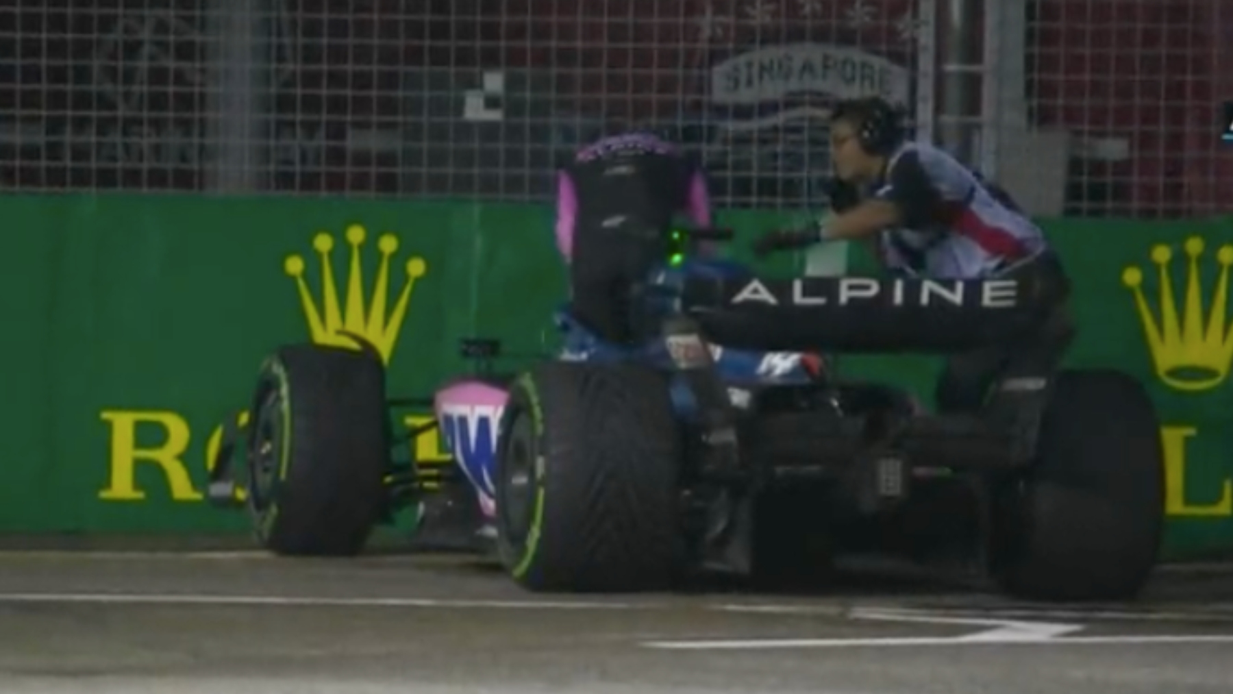 Fernando Alonso baja de su coche averiado