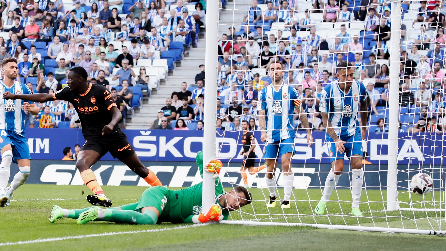 Los jugadores del Espanyol se lamentan tras un gol del Valencia. (EFE)