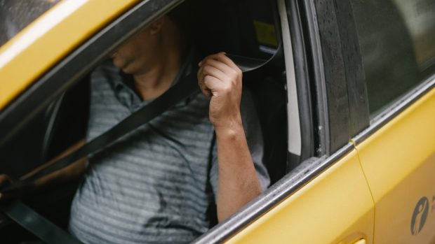 Conductor poniéndose el cinturón de seguridad de tu coche