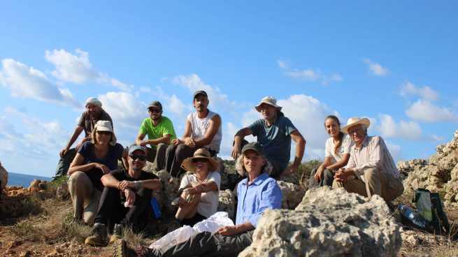 El equipo de arqueólogos en el yacimiento de Sa Ferradura.