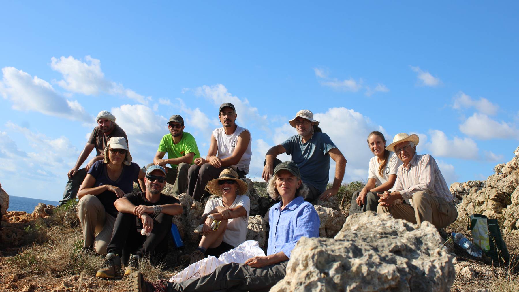 El equipo de arqueólogos en el yacimiento de Sa Ferradura.