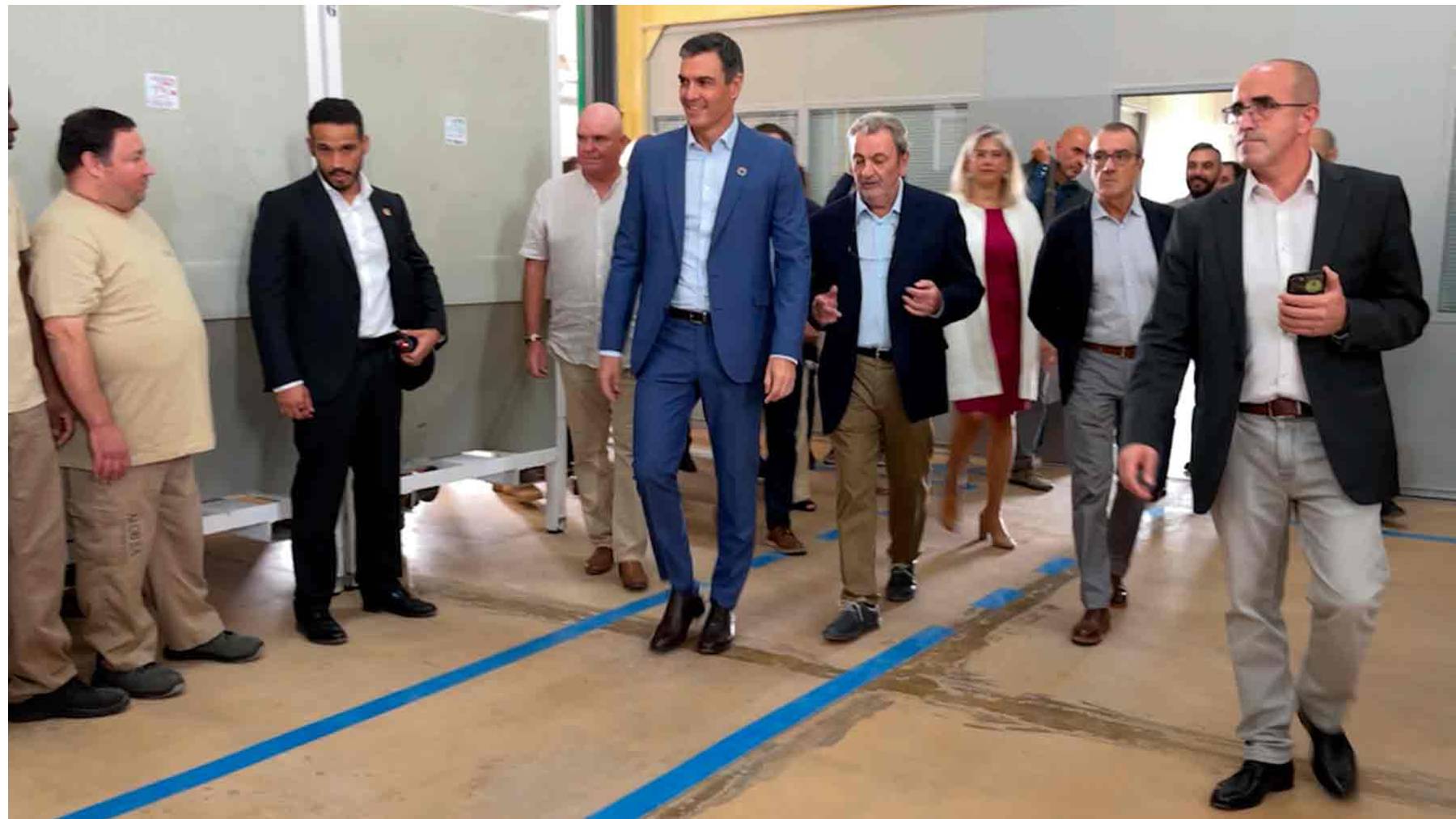 Pedro Sánchez durante su visita a una fábrica de Mallorca.