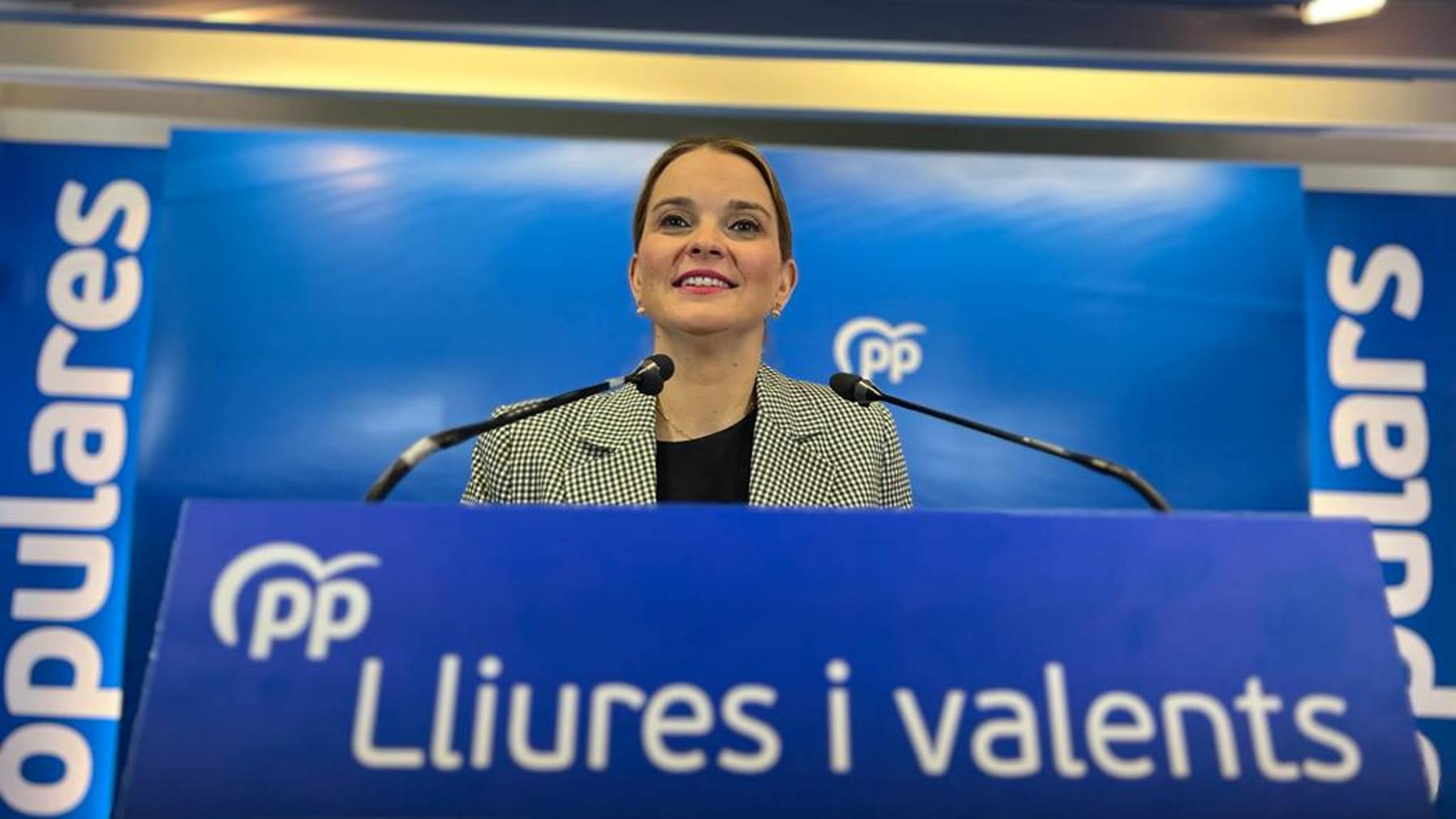La presidenta del PP de Baleares, Marga Prohens, esta tarde en una rueda de prensa.