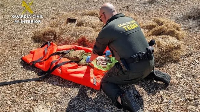 La Guardia Civil destruye 15 kilos de dinamita Goma-2 en una finca de Sa Pobla (Mallorca).