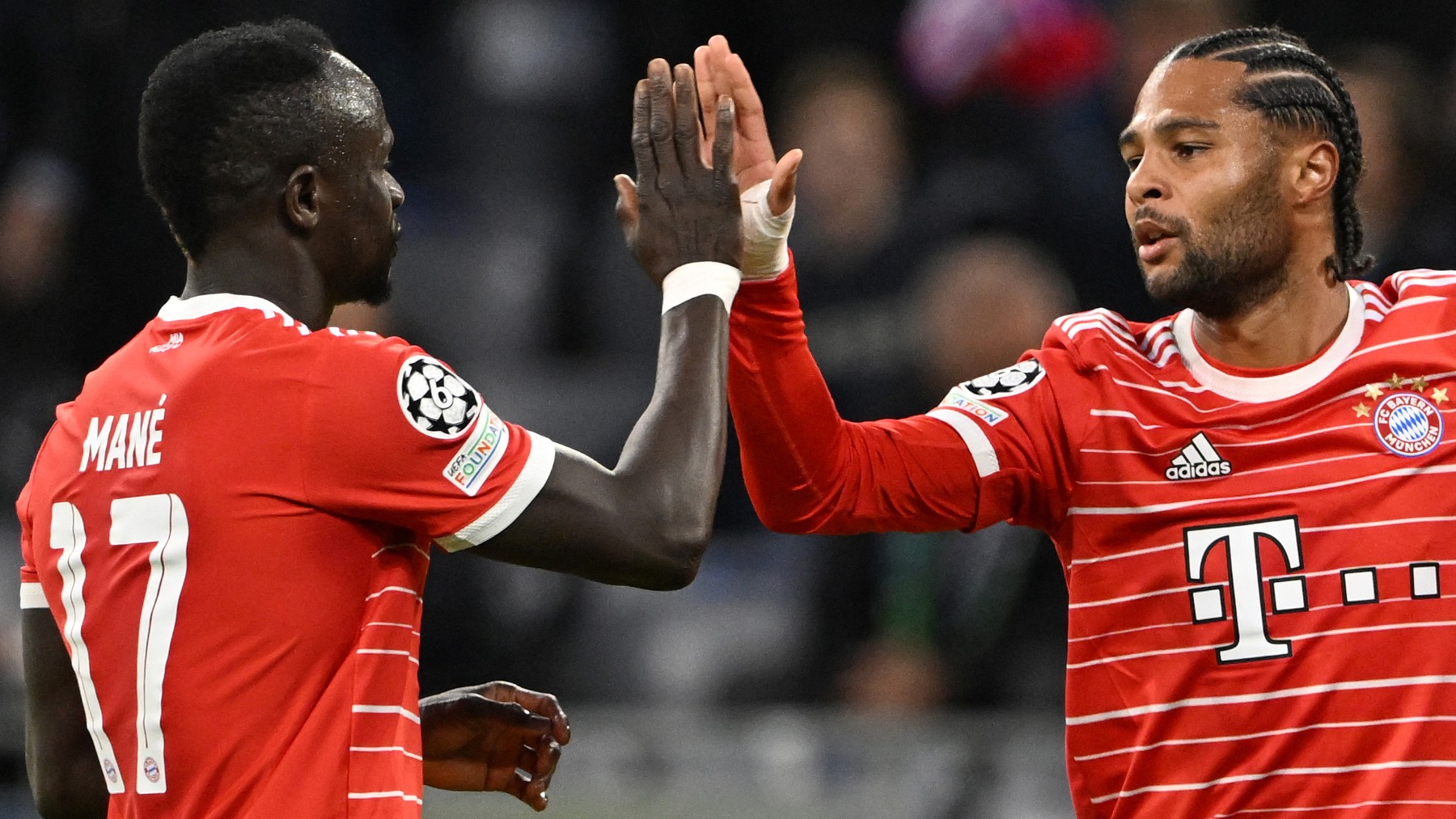 Mané y Gnabry celebran un gol ante el Viktoria Plzen. (AFP)